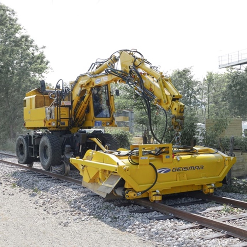 Brosseuse BRV Geismar couplée à un chargeur rail-route KGT Geismar